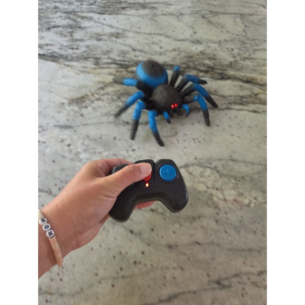 Remote Control Spider Toy with Controller - Picture 2 of 3
